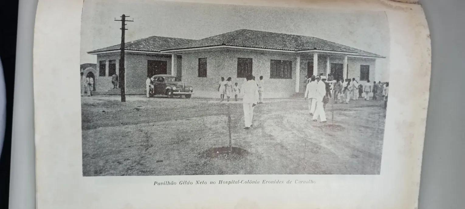 Staff walking towards the single-storey Hospital-Colônia circa 1940