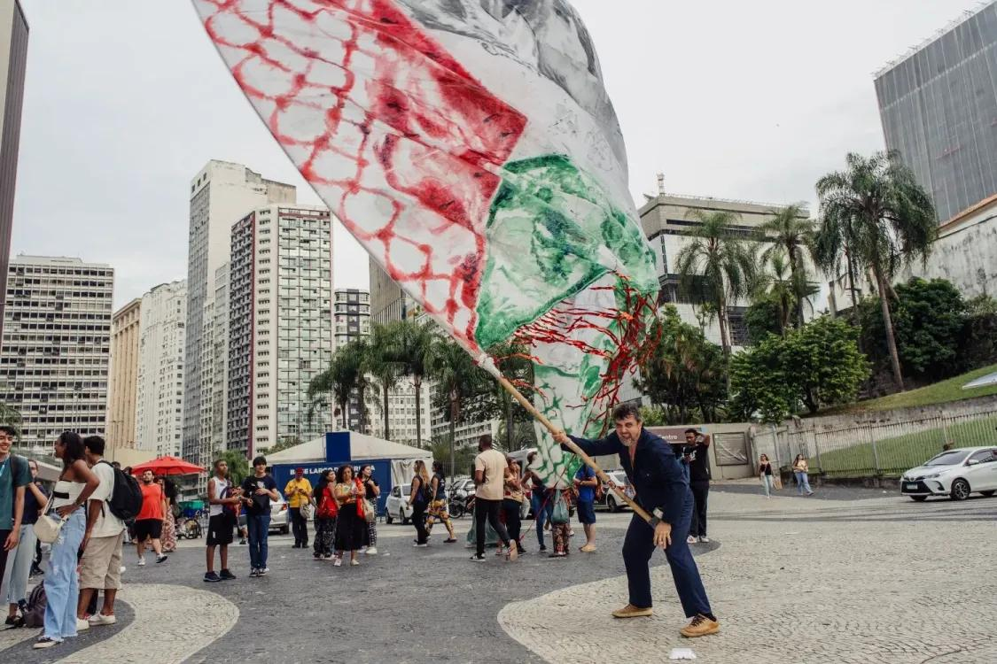 Luta Antimanicomial, waving a red and green flag, showing solidarity with Palestine, Rio Carnival.