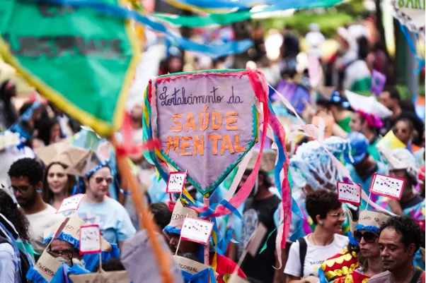 Carnival in Rio de Janeiro, with a banner reading “Bloco da Saúde Mental” (“Mental Health Carnival Group”)